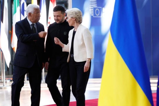Πώς η Ε.Ε. θα παρακάμψει Ουγγαρία και Σλοβακία για να δώσει το δάνειο στην Ουκρανία